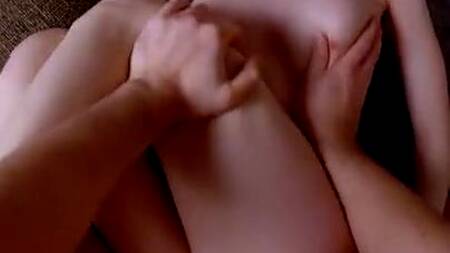 Зрелую блондинку заводит, что мужик снимает секс на телефон