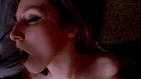 Зрелую блондинку заводит, что мужик снимает секс на телефон