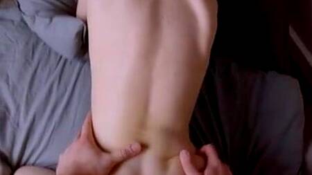 Зрелую блондинку заводит, что мужик снимает секс на телефон