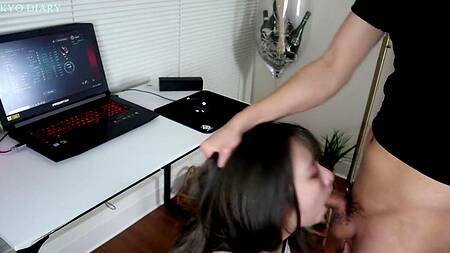 Парень работает, а миниатюрная азиатка сосет его член под столом