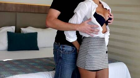 Снимает номер в отеле и жарко трахает там красивую подругу