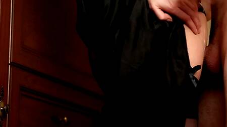 Девка после нежного минета поднимает юбку и садится на член