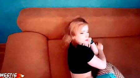 Русской милашке с рыжими волосами нравится жесткий секс