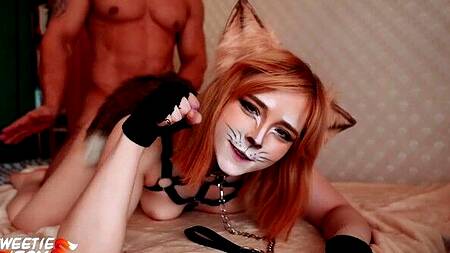 Милая квадроберша в образе лисы наслаждается жестким сексом