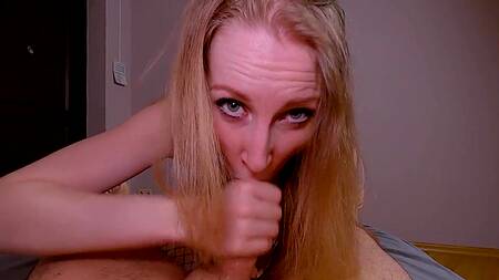 Рвет сетку на попке и трахает блондинку раком