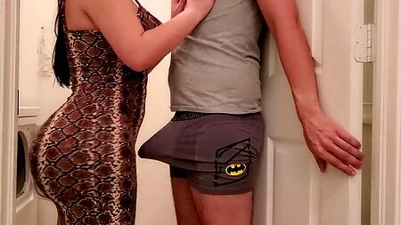 Загрузила стиралку и занялась спонтанным сексом с пасынком