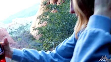 Красотка долго возбуждала и отсосала член на природе