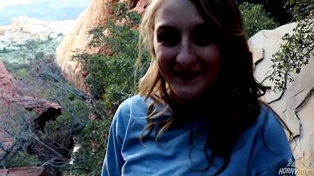 Красотка долго возбуждала и отсосала член на природе