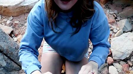 Красотка долго возбуждала и отсосала член на природе