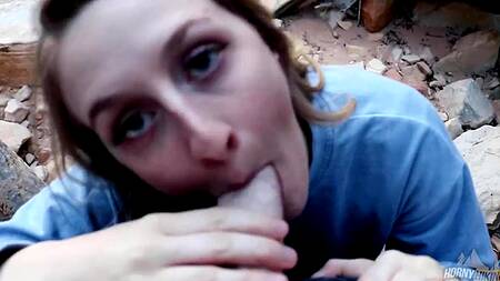 Красотка долго возбуждала и отсосала член на природе