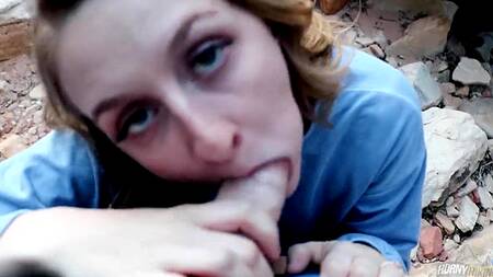 Красотка долго возбуждала и отсосала член на природе