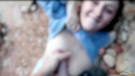 Красотка долго возбуждала и отсосала член на природе