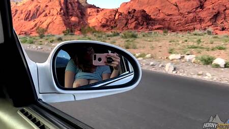 Красотка долго возбуждала и отсосала член на природе