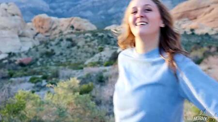 Красотка долго возбуждала и отсосала член на природе