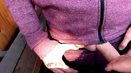 Выбрались на пикник в лес и ебутся там на столе