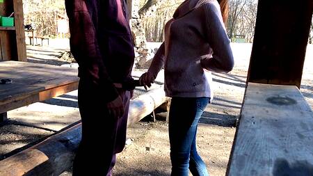 Выбрались на пикник в лес и ебутся там на столе