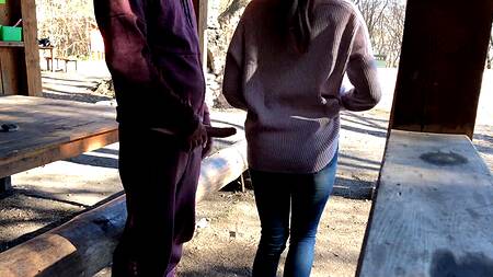 Выбрались на пикник в лес и ебутся там на столе