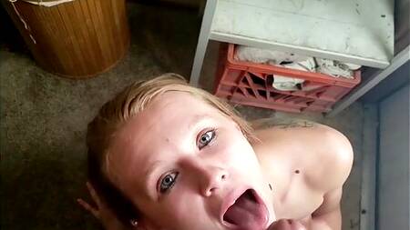 18-летняя девчонка просит залить лицо спермой после минета