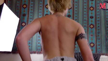 Татуированная блондинка в очках садится на член после минета