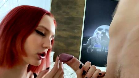 Рыжая худышка снимает кожаные штаны и садится на член парня