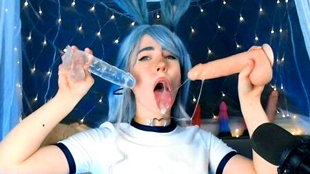 Мальвина с синими волосами сосет резиновые хуи перед вебкой