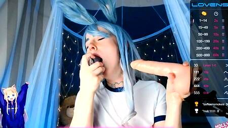 Мальвина с синими волосами сосет резиновые хуи перед вебкой