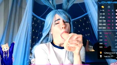 Мальвина с синими волосами сосет резиновые хуи перед вебкой