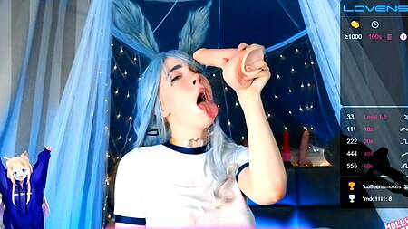 Мальвина с синими волосами сосет резиновые хуи перед вебкой