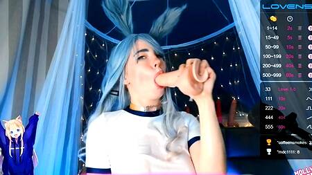 Мальвина с синими волосами сосет резиновые хуи перед вебкой