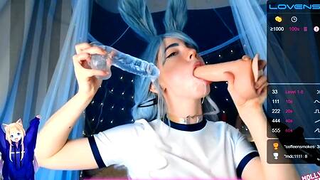 Мальвина с синими волосами сосет резиновые хуи перед вебкой