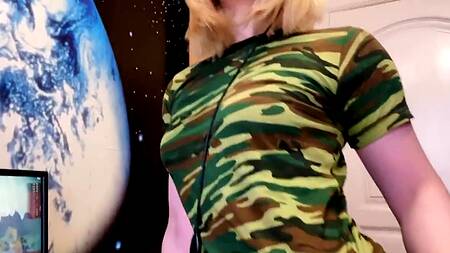 Геймерша увлекается не только игрой, но ещё и развратным сексом