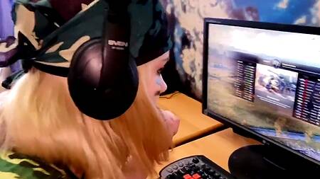 Геймерша увлекается не только игрой, но ещё и развратным сексом