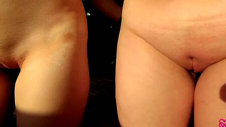 Две подружки сосут один член и яйца парня