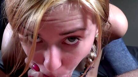 Милая девушка с косичками плюет на себя во время глубокого минета