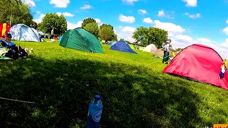 Поехали на природу с друзьями и занимаются сексом в палатке