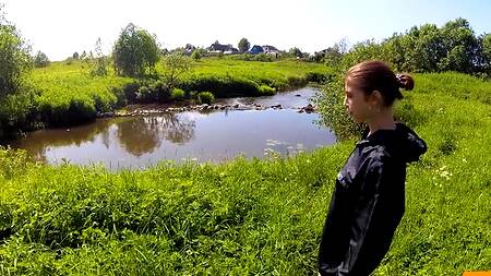 Приехал в деревню и трахнул местную девушку у пруда
