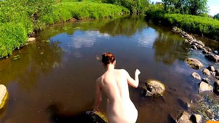Приехал в деревню и трахнул местную девушку у пруда
