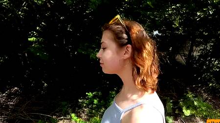 Повела парня в лес во время прогулки, чтобы там заняться сексом