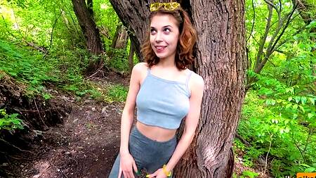 Повела парня в лес во время прогулки, чтобы там заняться сексом