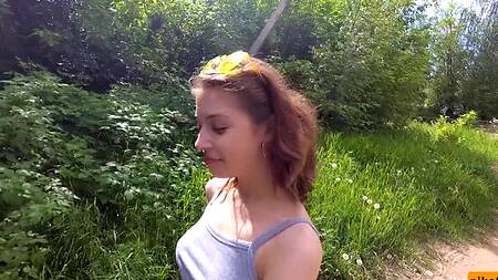 Повела парня в лес во время прогулки, чтобы там заняться сексом