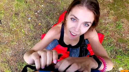 Выбрались в лес и красотка соблазняет на дикую еблю