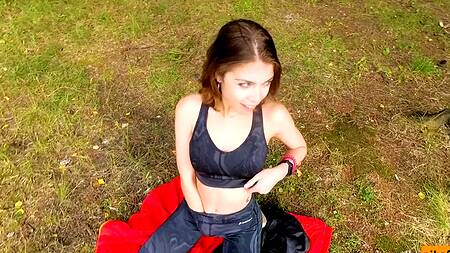 Выбрались в лес и красотка соблазняет на дикую еблю