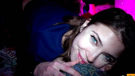 Чая не будет, девушка после свидания берется сосать член