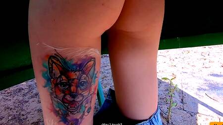 Запикапил девушку на пляже и трахает её в раздевалке