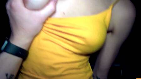 Сводная сестра действительно застряла, а парень её трахает