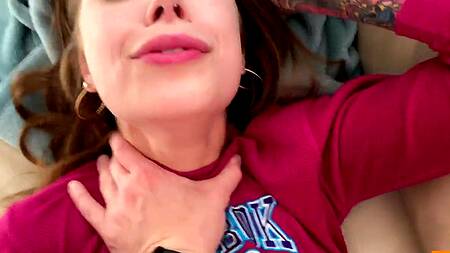 Рыжую девку заводит, что сводный брат принуждает её к ебле