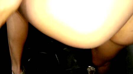 Познакомился с красоткой на вечеринке и трахнул её в туалете