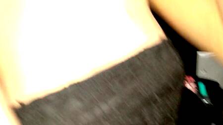 Познакомился с красоткой на вечеринке и трахнул её в туалете