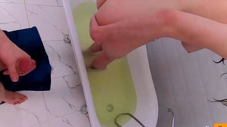 Нечего занимать так долго ванну, сводный брат тоже хочет мыться