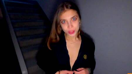 Дома не потрахаться, там мать, приходится ебаться в подъезде